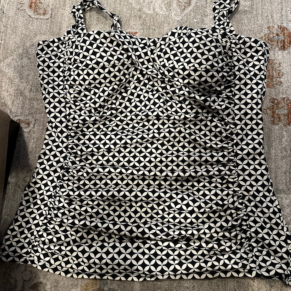 Amazing tanking top. Size 18. Barely worn. Great ruched effect conceals abdo!